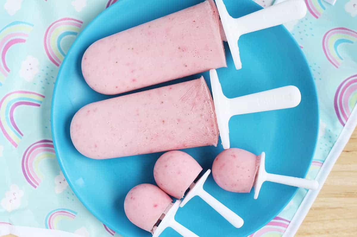 https://www.yummytoddlerfood.com/wp-content/uploads/2020/05/strawberry-popsicles-on-blue-plate.jpg