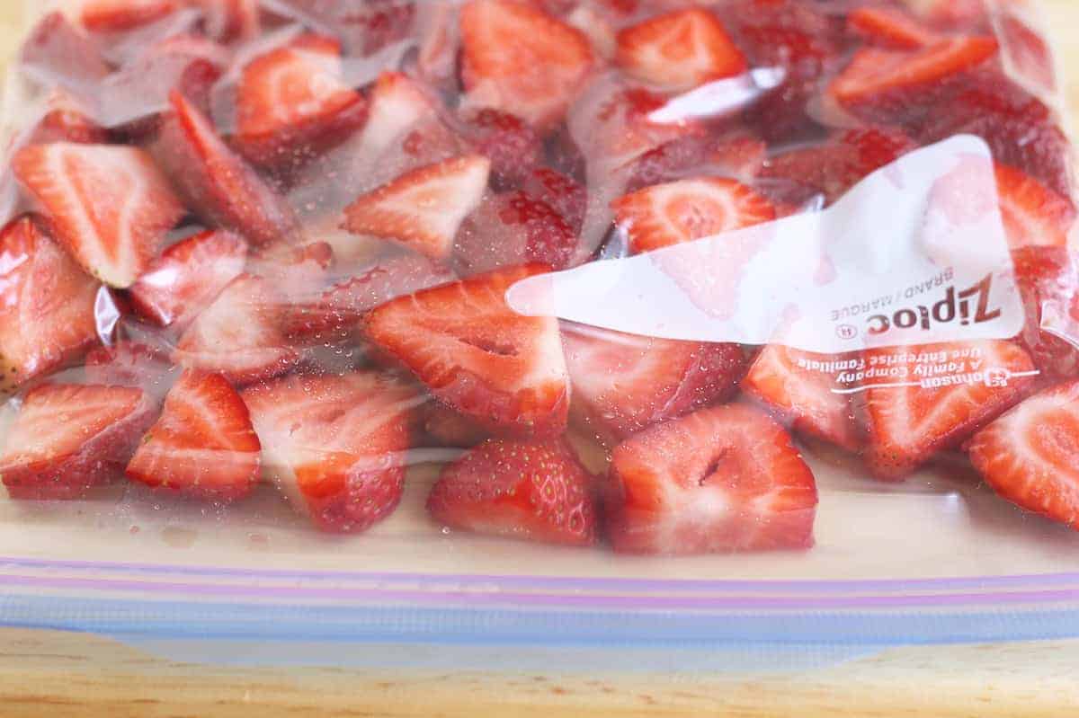 https://www.yummytoddlerfood.com/wp-content/uploads/2020/06/sliced-strawberries-in-freezer-bag.jpg