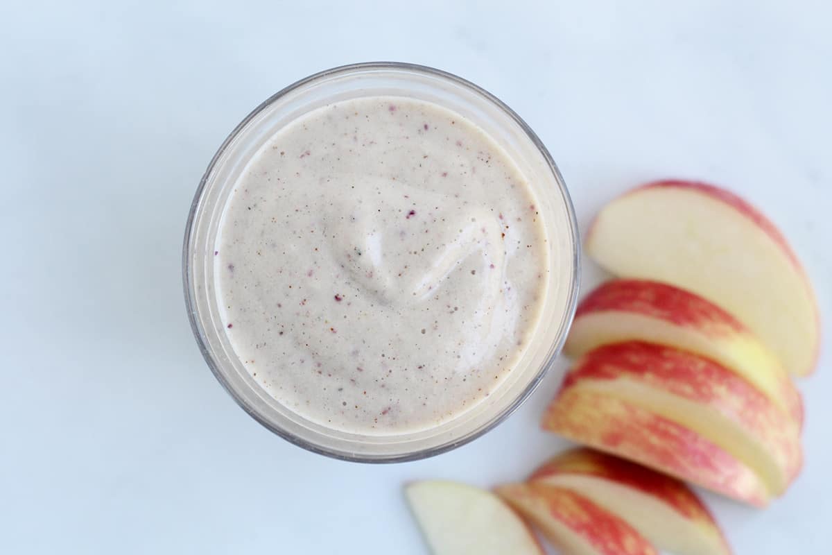 https://www.yummytoddlerfood.com/wp-content/uploads/2020/09/apple-pie-smoothie-with-apple-slices.jpg