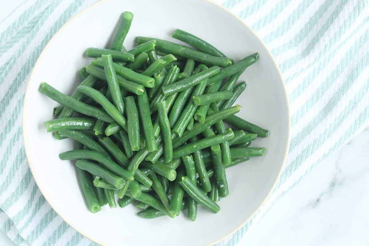 https://www.yummytoddlerfood.com/wp-content/uploads/2020/10/boiled-green-beans-in-white-bowl-1.jpg