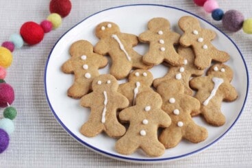 https://www.yummytoddlerfood.com/wp-content/uploads/2020/12/easy-gingerbread-cookies-on-white-plate-368x245.jpg