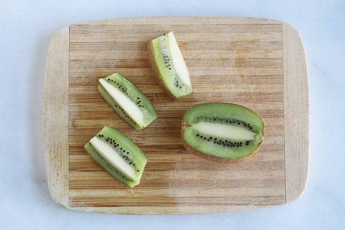 https://www.yummytoddlerfood.com/wp-content/uploads/2020/12/how-to-cut-kiwi-for-blw.jpg