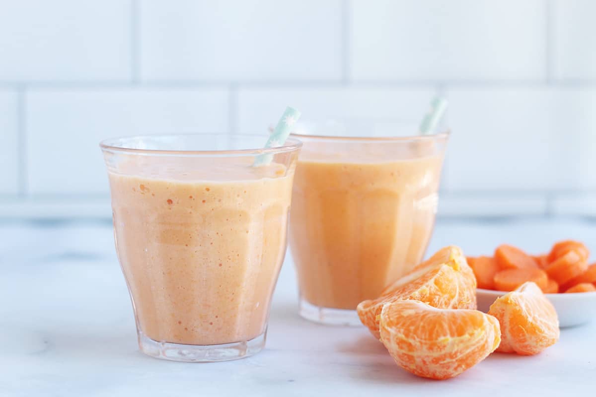https://www.yummytoddlerfood.com/wp-content/uploads/2021/03/carrot-smoothie-in-cups.jpg