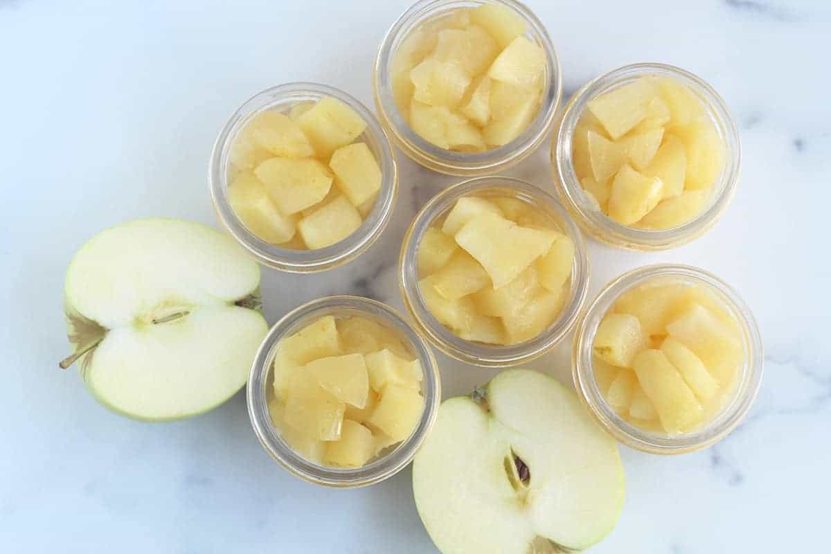 https://www.yummytoddlerfood.com/wp-content/uploads/2021/11/stewed-apples-in-containers.jpg