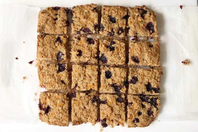 Easy Oatmeal Bars (with Blueberry and Carrot) (to Share with the Kids)