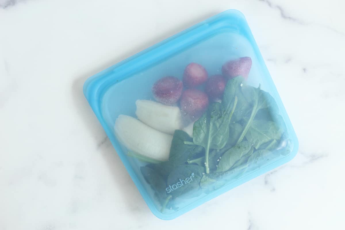 https://www.yummytoddlerfood.com/wp-content/uploads/2022/04/smoothie-pack-with-ingredients-in-reusable-bag.jpg