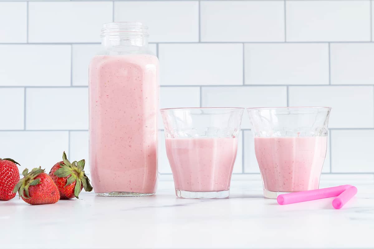https://www.yummytoddlerfood.com/wp-content/uploads/2022/04/strawberry-smoothie-in-jar-and-cups.jpg