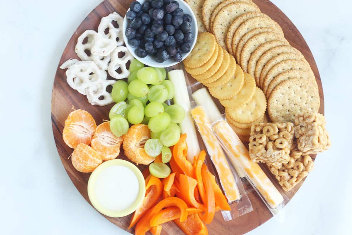 https://www.yummytoddlerfood.com/wp-content/uploads/2022/05/round-easy-healthy-snack-plate-with-foods.jpg