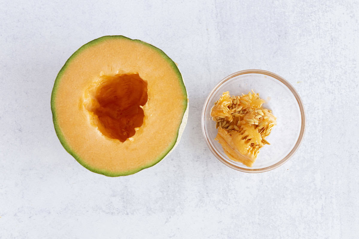 How to prepare cantaloupe for baby, step 1. 