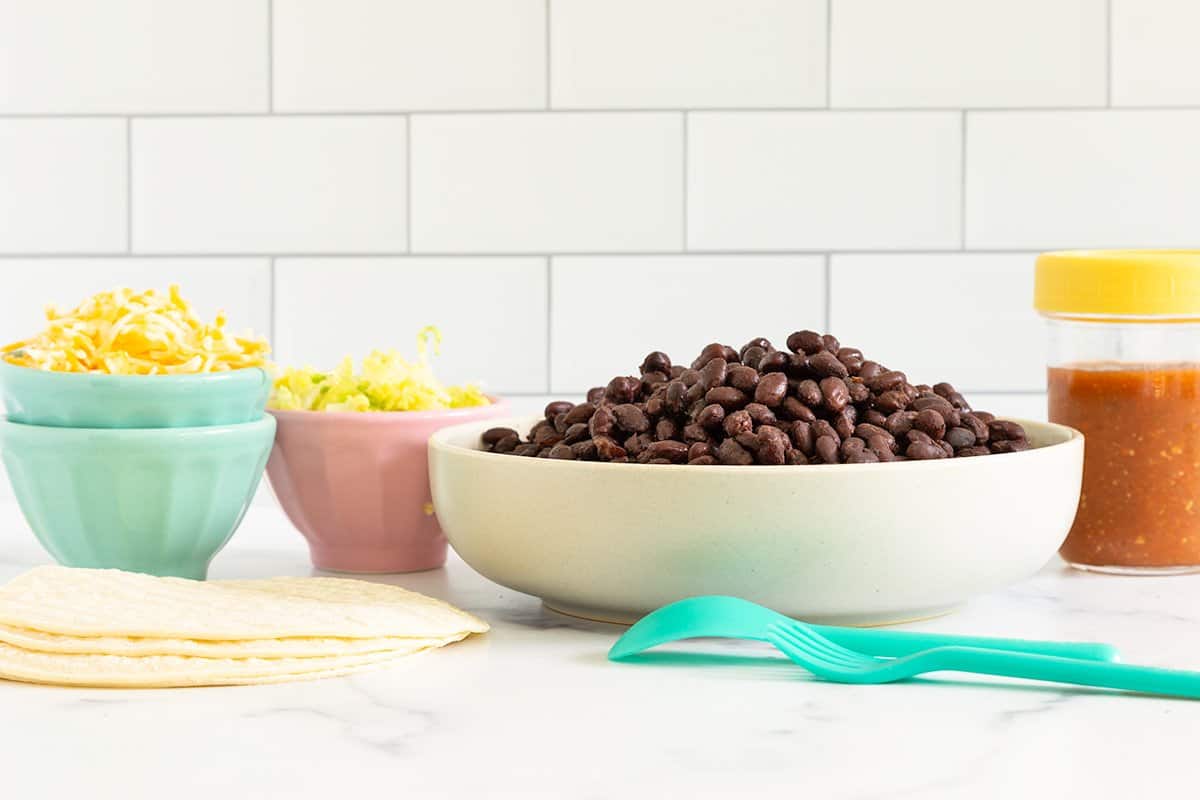 https://www.yummytoddlerfood.com/wp-content/uploads/2022/06/slow-cooker-black-beans-in-white-bowl..jpg