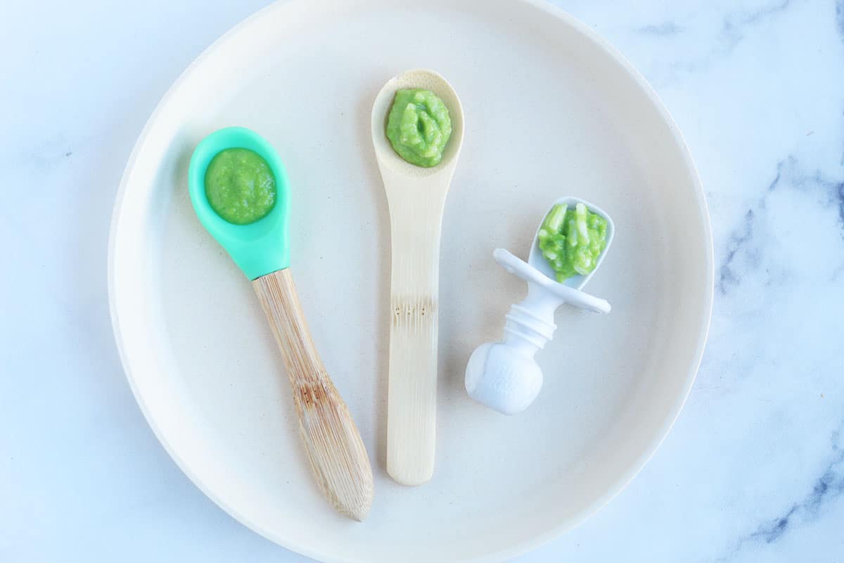 https://www.yummytoddlerfood.com/wp-content/uploads/2023/04/examples-of-baby-food-stages-on-baby-spoons.jpg