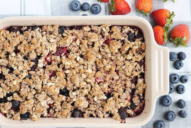 Easy Berry Crisp Recipe - Yummy Toddler Food