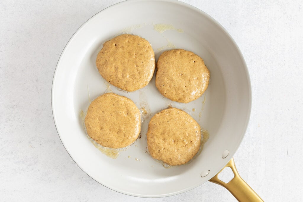 making gingerbread pancakes in pan on surface.