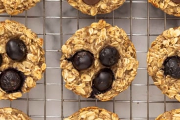 Oatmeal cups on cooling rack.