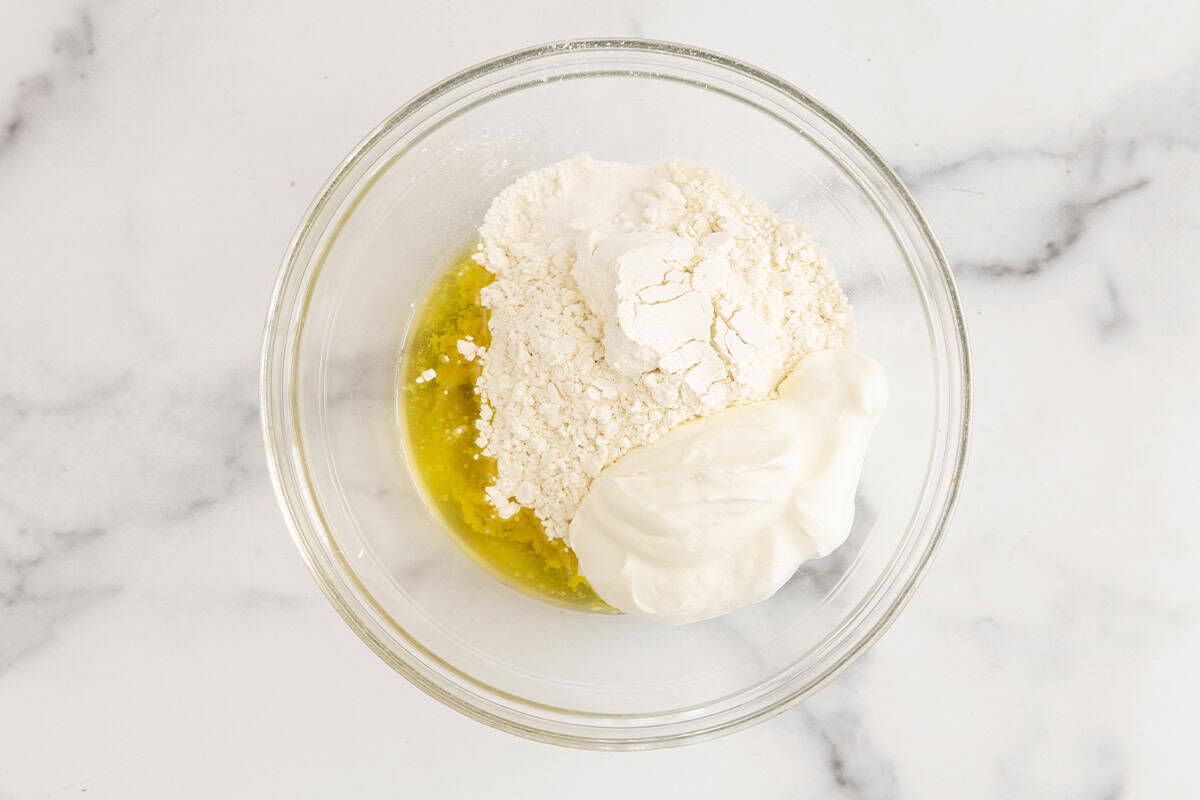 Dry ingredients for yogurt flatbread in glass bowl.