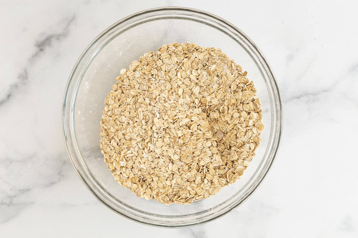 Oats in bowl for healthy granola bars.