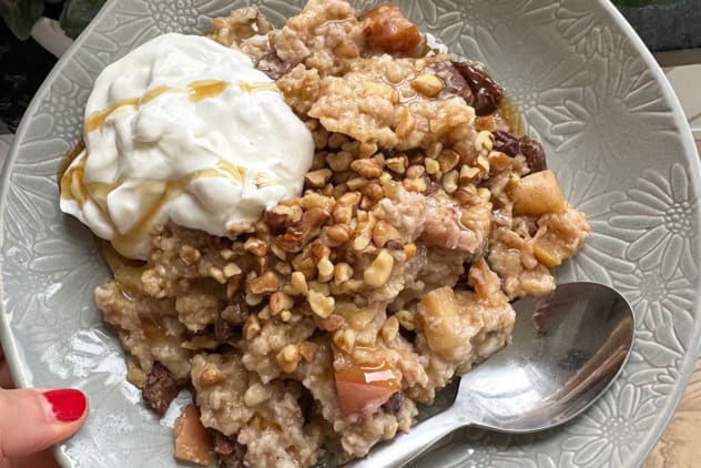 apple oatmeal on plate.